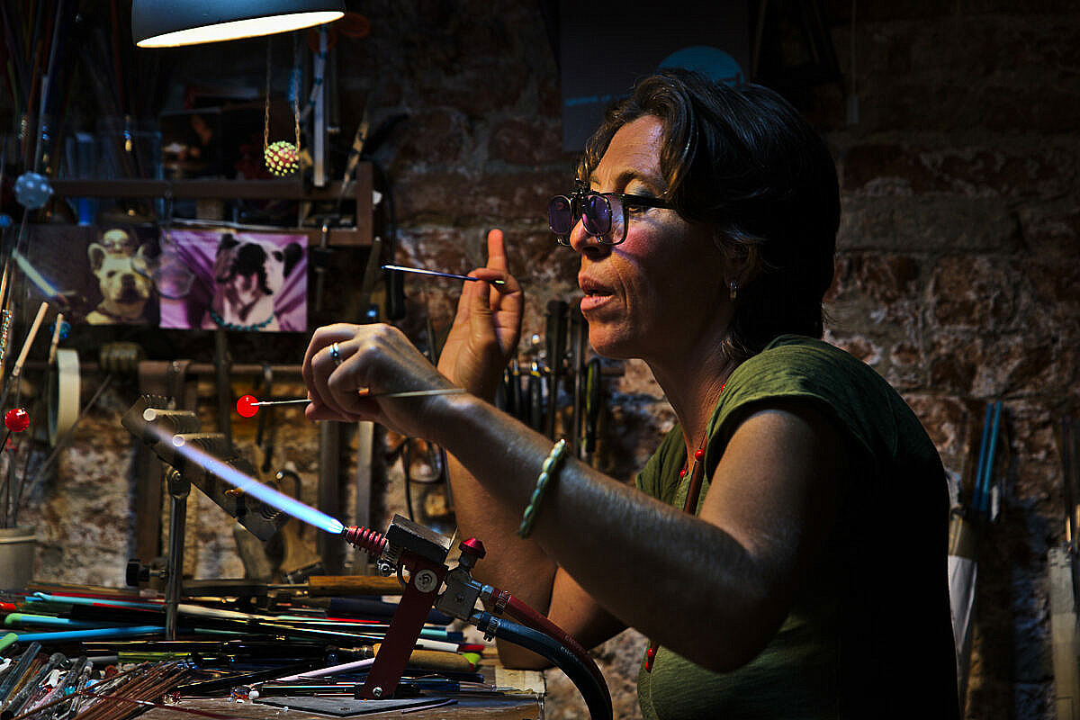 Simo Iacovvizi makes Venetian glass beads by hand.